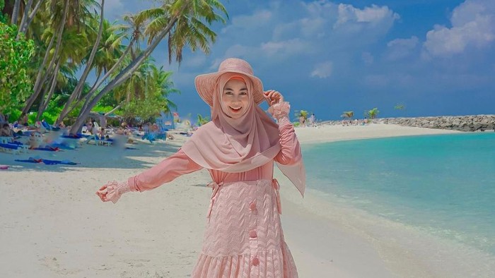Gaya Busana Syar'i Anisa eks Cherrybelle, Manis dan Cocok Buat ABG