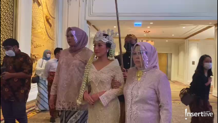 Momen Pernikahan Adat Sunda Putri Hetty Koes Endang - Foto 1