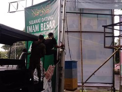 Tak Ingin Sampai TNI Turun, Satpol PP Makassar Copot Baliho HRS