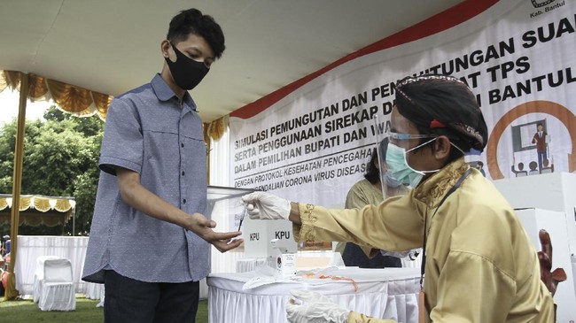 Ahli epidemiologi mewanti pelbagai risiko dan bahaya Pilkada di tengah wabah corona, mulai dari lonjakan kasus hingga kekosongan peraturan.