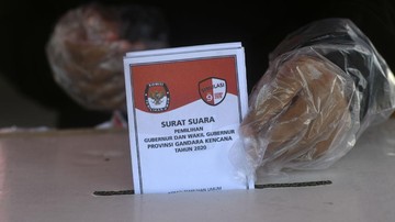 Jokowi menandatangani Keputusan Presiden soal hari libur nasional pada pemungutan suara kepala daerah 9 Desember 2020.