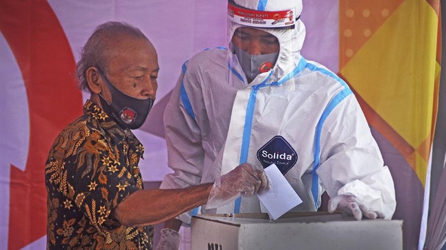 Sepekan sebelum pencoblosan Pilkada 2020, Ombudsman menemukan 72 persen atau 22 KPUD kabupaten/kota belum menyalurkan Alat Pelindung Diri (APD) Covid-19.