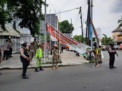 Spanduk Habib Rizieq di Solo Diturunkan Petugas Gabungan