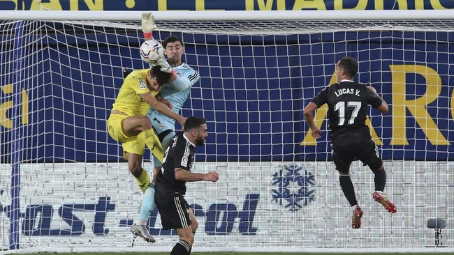 Real Madrid ditahan imbang Villarreal 1-1 pada lanjutan La Liga Spanyol di Stadion de la Ceramica, Sabtu (21/11).