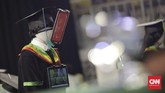 FOTO: Saat Robot Berlagak Layaknya Wisudawan Prosesi upacara wisuda Universitas Negeri Jakarta (UNJ) menghadirkan dua robot peraga sebagai 'pengganti' para wisudawan.