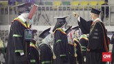 FOTO: Saat Robot Berlagak Layaknya Wisudawan Prosesi upacara wisuda Universitas Negeri Jakarta (UNJ) menghadirkan dua robot peraga sebagai 'pengganti' para wisudawan.