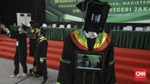 FOTO: Saat Robot Berlagak Layaknya Wisudawan Prosesi upacara wisuda Universitas Negeri Jakarta (UNJ) menghadirkan dua robot peraga sebagai 'pengganti' para wisudawan.
