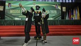 FOTO: Saat Robot Berlagak Layaknya Wisudawan Prosesi upacara wisuda Universitas Negeri Jakarta (UNJ) menghadirkan dua robot peraga sebagai 'pengganti' para wisudawan.