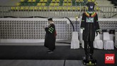 FOTO: Saat Robot Berlagak Layaknya Wisudawan Prosesi upacara wisuda Universitas Negeri Jakarta (UNJ) menghadirkan dua robot peraga sebagai 'pengganti' para wisudawan.