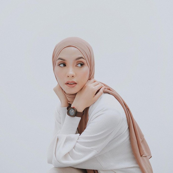Fita Wulansari dikenal melalui akun Instagram @fitawww. Influencer cantik yang berdomisili di Malang ini juga memiliki gaya hijab yang minimalis namun classy sehingga banyak menginspirasi para hijabers. Namun tak hanya gayanya saat memadukan outfit, feed instagramnya yang rapi dan aesthetic juga menjadi daya tarik sendiri bagi wanita lulusan Politeknik Negeri Malang ini. (Foto: instagram.com/fitawww)