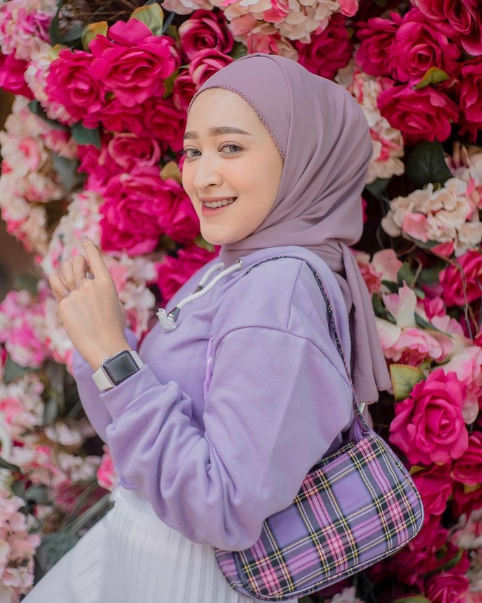 Influencer hijab Seviq Rahma Febinita juga memiliki gaya yang tak kalah modis dan kekinian hingga banyak disontek oleh para hijabers muda. Berdomisili di Malang, wanita yang lekat dengan gaya femininnya ini juga ternyata bersahabat dengan influencer Richaeu dan Meiraniap! Ketiganya sering terlihat mengunggah momen kebersamaan mereka dalam akun instagram masing-masing. (Foto: instagram.com/seviqfebinita)