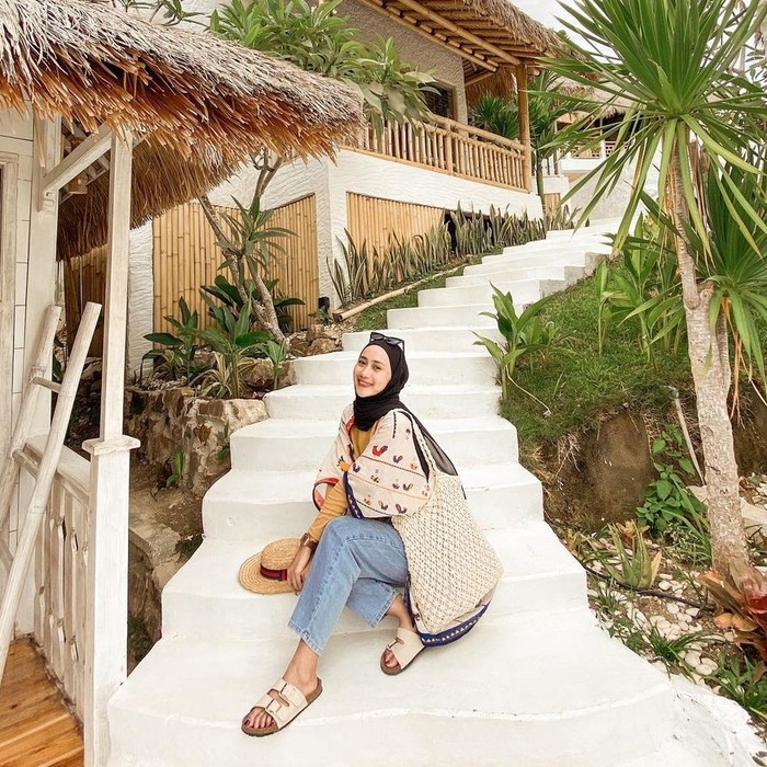 Terakhir, ada influencer Yulia Wijayanti yang gemar memberikan inspirasi gaya fashion kasual melalui instagram pribadinya. Hijabers lulusan Universitas Muhammadiyah Malang ini memang memiliki hobi travelling sehingga gaya hijab yang kasual dan simpel menjadi andalannya dalam berbagai kesempatan. Meski begitu, ia tetap pandai memadu padankan outfit-nya agar tak terkesan monoton, lho. Kece banget! (Foto: instagram.com/yuliawijayantii)