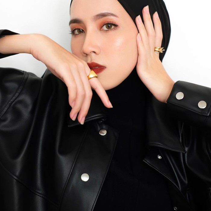 Selain Aghnia Punjabi, ada pula influencer hits Amelia Elle yang juga berasal dari kota Malang. Influencer yang memiliki lebih dari 500 ribu pengikut di instagram ini punya gaya OOTD yang minimalis namun tetap stylish dengan mengandalkan outfit warna-warna basic. Hobi traveling, ia juga sering membagikan inspirasi gaya airport style dan gaya liburan yang modis banget! (Foto: instagram.com/ameliaelle)
