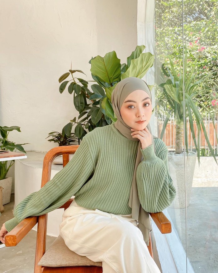 Selanjutnya, ada hijaber Meiraniap yang dikenal memiliki gaya fashion yang chic dan kekinian. Influencer bernama lengkap Meirani Amalia Putri ini sering menginspirasi para hijaber muda dengan gaya OOTD yang hits dengan berbagai outfit kekinian. Mulai dari pleated skirt, overall hingga knitwear ala Korea, padu padan outfit hijaber asal Malang ini selalu menarik untuk ditiru. (Foto: instagram.com/meiraniap)