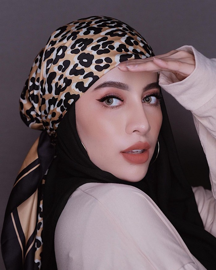Bagi hijaber yang kerap berselancar di Instagram, tentu sudah tidak asing dengan sosok influencer Aghnia Punjabi. Wanita asal Malang yang memiliki darah India ini termasuk salah satu influencer hijab paling populer di Tanah Air. Ia kerap membagikan inspirasi seputar lifestyle, makeup hingga OOTD yang stylish dan kekinian. (Foto: instagram.com/aghniapunjabi)