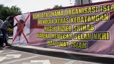 FOTO: Aksi Tolak Rizieq Shihab di Sejumlah Daerah Massa di beberapa kota menggelar unjuk rasa menolak kedatangan pentolan FPI Rizieq Shihab yang berencana menggelar safari dakwah ke sejumlah daerah.