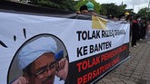 FOTO: Aksi Tolak Rizieq Shihab di Sejumlah Daerah Massa di beberapa kota menggelar unjuk rasa menolak kedatangan pentolan FPI Rizieq Shihab yang berencana menggelar safari dakwah ke sejumlah daerah.