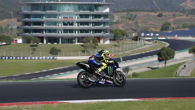 Valentino Rossi mengubah target di MotoGP 2021 dengan tidak lagi ambisius mengejar gelar juara dunia, namun fokus menang di balapan.