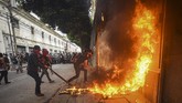 FOTO: Aksi Demo dan Bakar Gedung Kongres Guatemala Para pengunjuk rasa membakar sebagian gedung Kongres Republik Guatemala pada hari Sabtu (21/11), setelah RUU anggaran memicu demonstrasi anti-pemerintah.