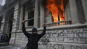 FOTO: Aksi Demo dan Bakar Gedung Kongres Guatemala