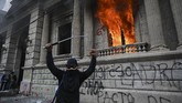 FOTO: Aksi Demo dan Bakar Gedung Kongres Guatemala Para pengunjuk rasa membakar sebagian gedung Kongres Republik Guatemala pada hari Sabtu (21/11), setelah RUU anggaran memicu demonstrasi anti-pemerintah.