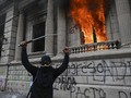 FOTO: Aksi Demo dan Bakar Gedung Kongres Guatemala
