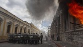 FOTO: Aksi Demo dan Bakar Gedung Kongres Guatemala Para pengunjuk rasa membakar sebagian gedung Kongres Republik Guatemala pada hari Sabtu (21/11), setelah RUU anggaran memicu demonstrasi anti-pemerintah.