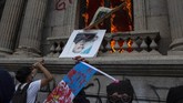 FOTO: Aksi Demo dan Bakar Gedung Kongres Guatemala Para pengunjuk rasa membakar sebagian gedung Kongres Republik Guatemala pada hari Sabtu (21/11), setelah RUU anggaran memicu demonstrasi anti-pemerintah.