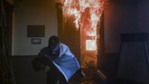 FOTO: Aksi Demo dan Bakar Gedung Kongres Guatemala Para pengunjuk rasa membakar sebagian gedung Kongres Republik Guatemala pada hari Sabtu (21/11), setelah RUU anggaran memicu demonstrasi anti-pemerintah.