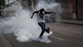 FOTO: Aksi Demo dan Bakar Gedung Kongres Guatemala Para pengunjuk rasa membakar sebagian gedung Kongres Republik Guatemala pada hari Sabtu (21/11), setelah RUU anggaran memicu demonstrasi anti-pemerintah.