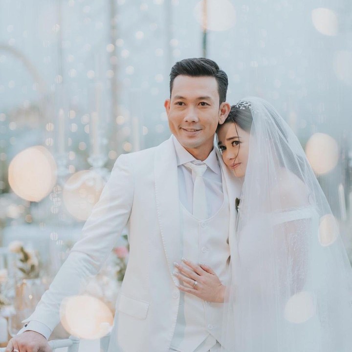 <p>Di hari bahagia tersebut, Denny Sumargo dan Olivia Allan tampak serasi dalam balutan setelan berwarna putih yang senada. (Foto: Instagram @sumargodenny.dll)</p>