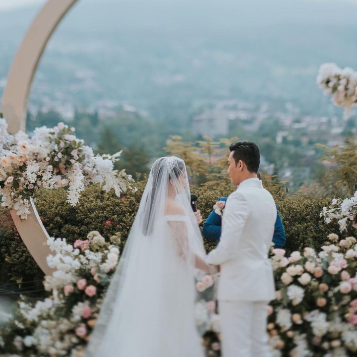 <p>Disaksikan keluarga serta teman terdekat, Denny dan Olivia mengucapkan janjinya untuk sehidup semati. (Foto: Instagram @sumargodenny.dll)</p>