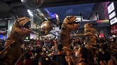 FOTO: Kala Dinosaurus Ikut Demo di Thailand Demonstran kenakan kostum dinosaurus saat aksi protes pro-demokrasi di Thailand, Sabtu (21/11).