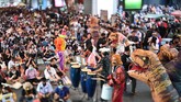 FOTO: Kala Dinosaurus Ikut Demo di Thailand Demonstran kenakan kostum dinosaurus saat aksi protes pro-demokrasi di Thailand, Sabtu (21/11).