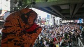 FOTO: Kala Dinosaurus Ikut Demo di Thailand Demonstran kenakan kostum dinosaurus saat aksi protes pro-demokrasi di Thailand, Sabtu (21/11).