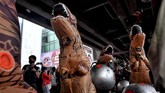 FOTO: Kala Dinosaurus Ikut Demo di Thailand Demonstran kenakan kostum dinosaurus saat aksi protes pro-demokrasi di Thailand, Sabtu (21/11).
