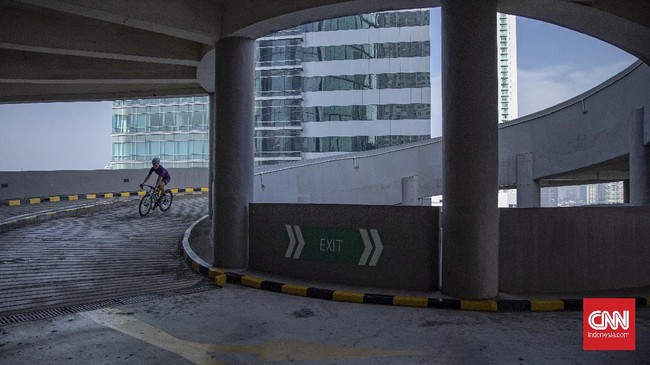 FOTO: Sensasi Bersepeda Menyusuri Rampa Spiral Gedung Parkir