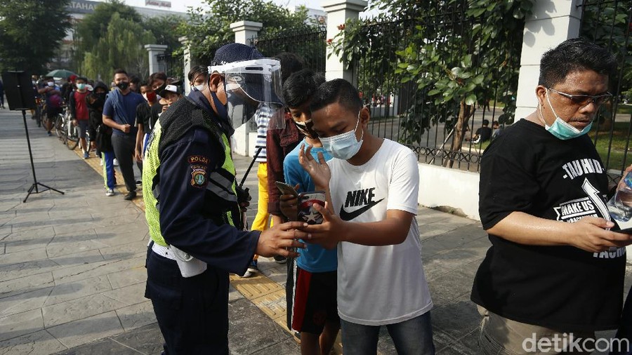 Kawasan Velodrome Rawamangun ramai dikunjungi warga untuk berolahraga di akhir pekan. Seperti apa suasananya?
