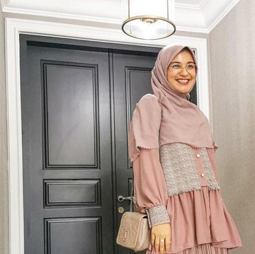Inspirasi Outfit Hijab Santun Tapi Modis ala Shireen Sungkar