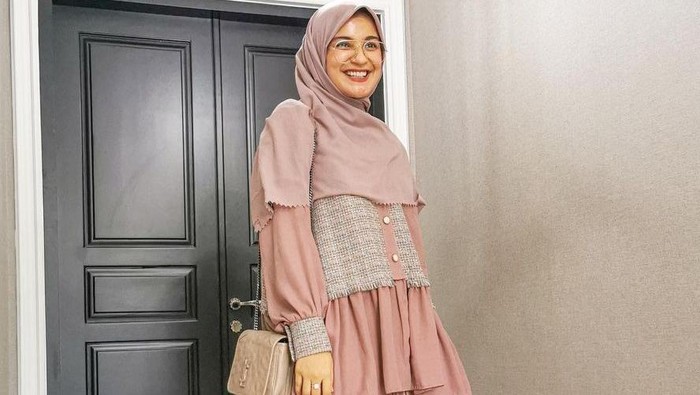 Inspirasi Outfit Hijab Santun Tapi Modis ala Shireen Sungkar Inspirasi Outfit Hijab Santun Tapi Modis ala Shireen Sungkar