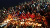 FOTO: Kasus Covid-19 Tinggi, Warga India Rayakan Festival Di tengah jumlah total kasus Covid-19 telah melampaui 9 juta orang, India tetap merayakan festival Chhath Puja.
