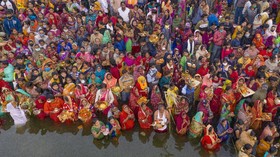 FOTO: Kasus Covid-19 Tinggi, Warga India Rayakan Festival