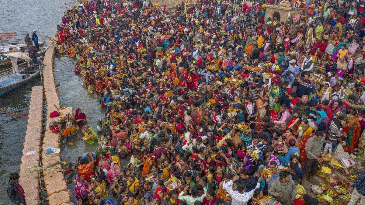 FOTO: Kasus Covid-19 Tinggi, Warga India Rayakan Festival