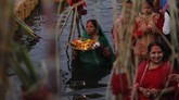 FOTO: Kasus Covid-19 Tinggi, Warga India Rayakan Festival Di tengah jumlah total kasus Covid-19 telah melampaui 9 juta orang, India tetap merayakan festival Chhath Puja.