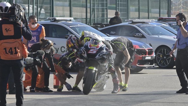 Pembalap Aprilia Aleix Espargaro mengecam sikap Johann Zarco yang dianggap membahayakan pembalap lain di MotoGP Portugal.