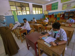 Kemendikbud Kucurkan Bantuan Subsidi Upah ke Jutaan Guru Honorer