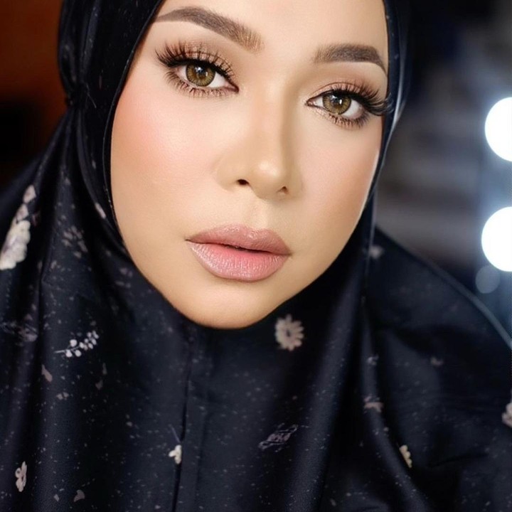 <p>Terlihat perubahan pada pipi hingga dagu Melly Goeslaw, yang sangat berbeda dari sebelumnya. Saat full makeup jadi bikin pangling, Bunda.  (Foto: Instagram @melly_goeslaw)</p>