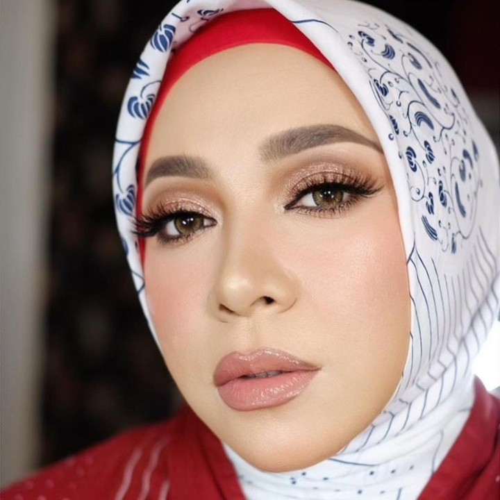 <p>Musisi Melly Goeslaw belakangan ini tampil dengan wajah lebih tirus, Bunda. Terlihat dari foto-foto yang ia unggah di Instagram pribadinya. (Foto: Instagram @melly_goeslaw)</p>