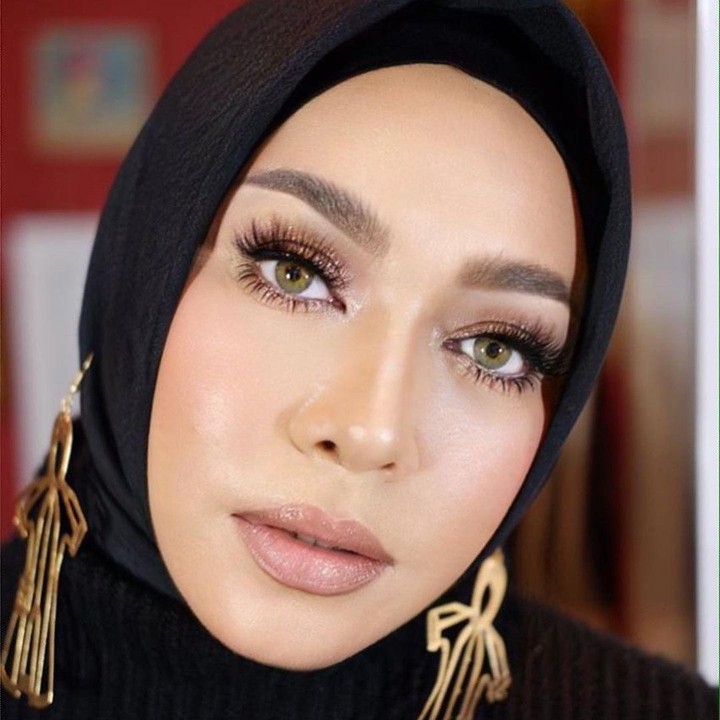 <p>Selain menghilangkan lemak pipi, Melly Goeslaw juga mengatakan kalau berat badannya juga turun lho, Bunda. Hanya saja, istri Anto Hoed ini tak memberi tahu caranya menurunkan bobot. (Foto: Instagram @melly_goeslaw)</p>