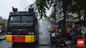 Markas FPI Petamburan Disemprot Polisi Pakai Disinfektan